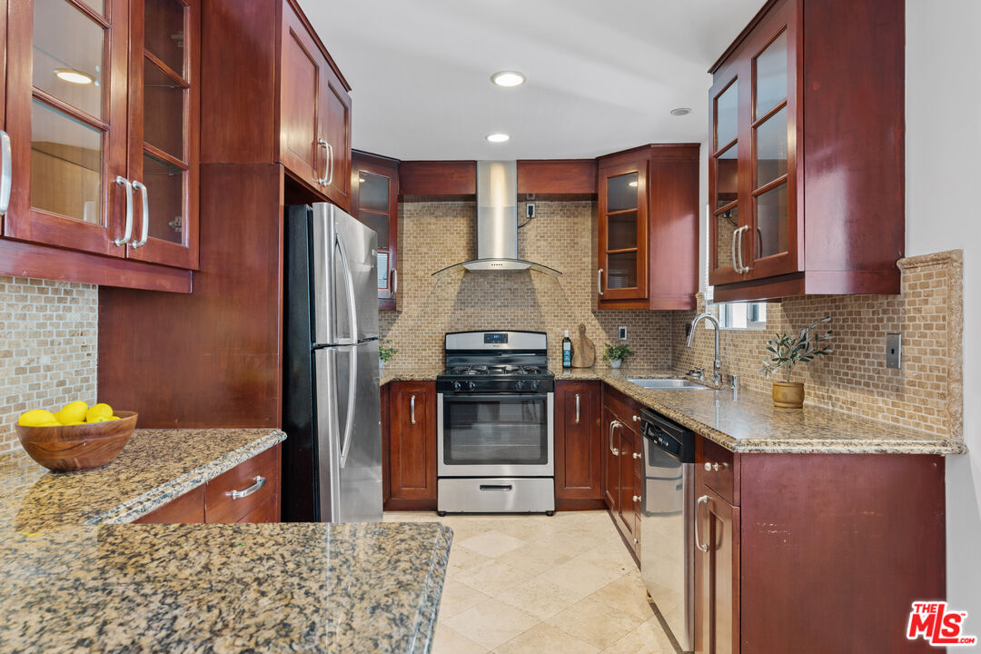 1154 S Barrington Ave Unit: 212