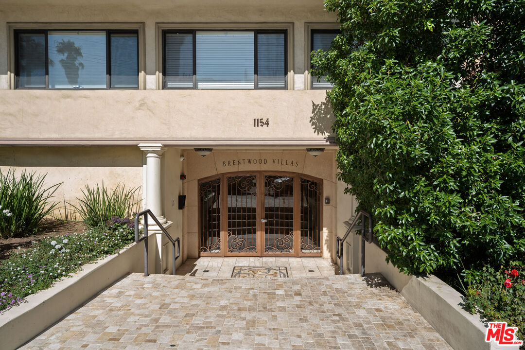 1154 S Barrington Ave Unit: 212