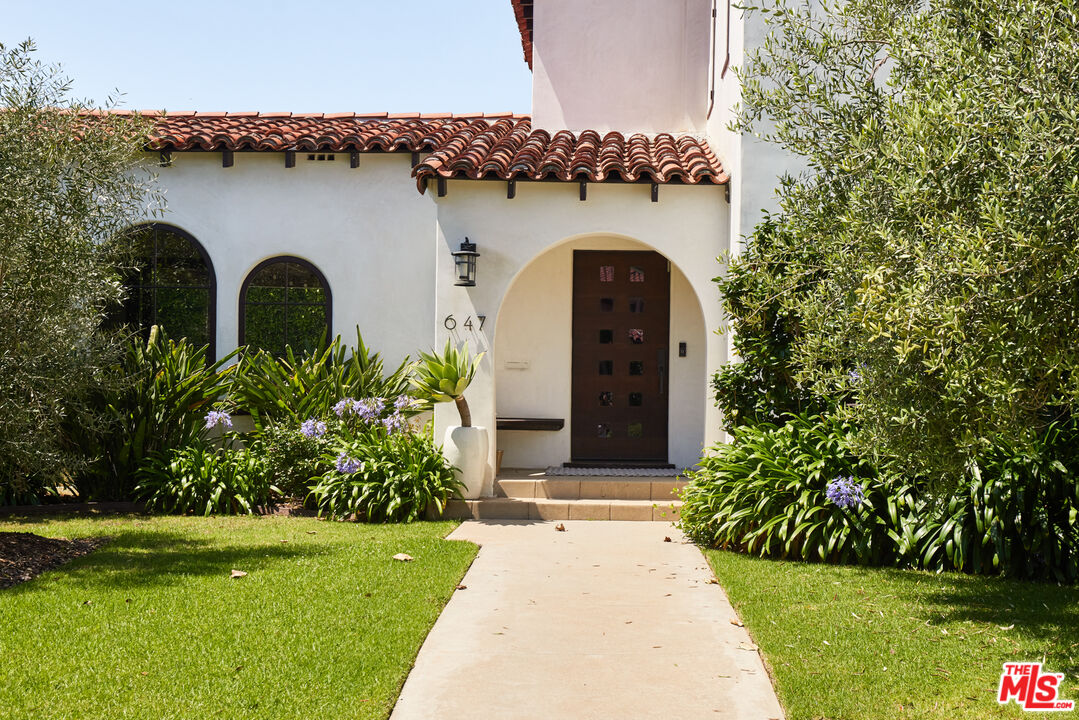 647 Toyopa Dr