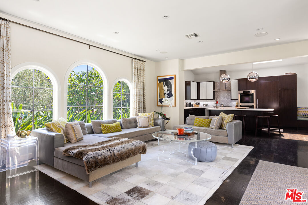 647 Toyopa Dr
