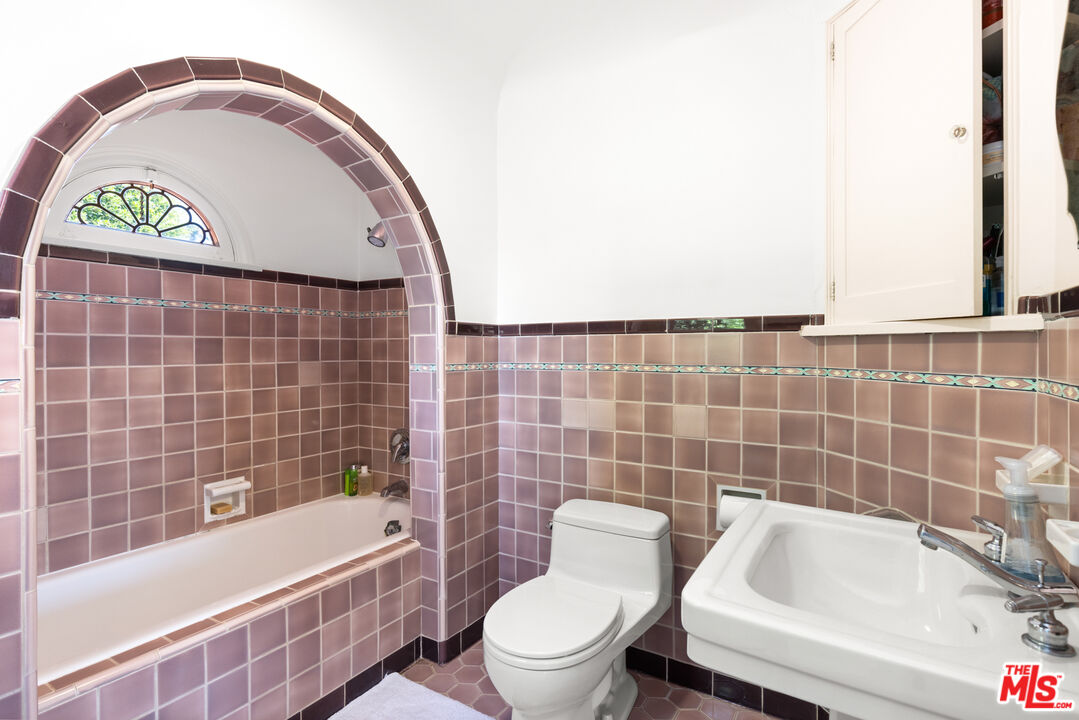 647 Toyopa Dr