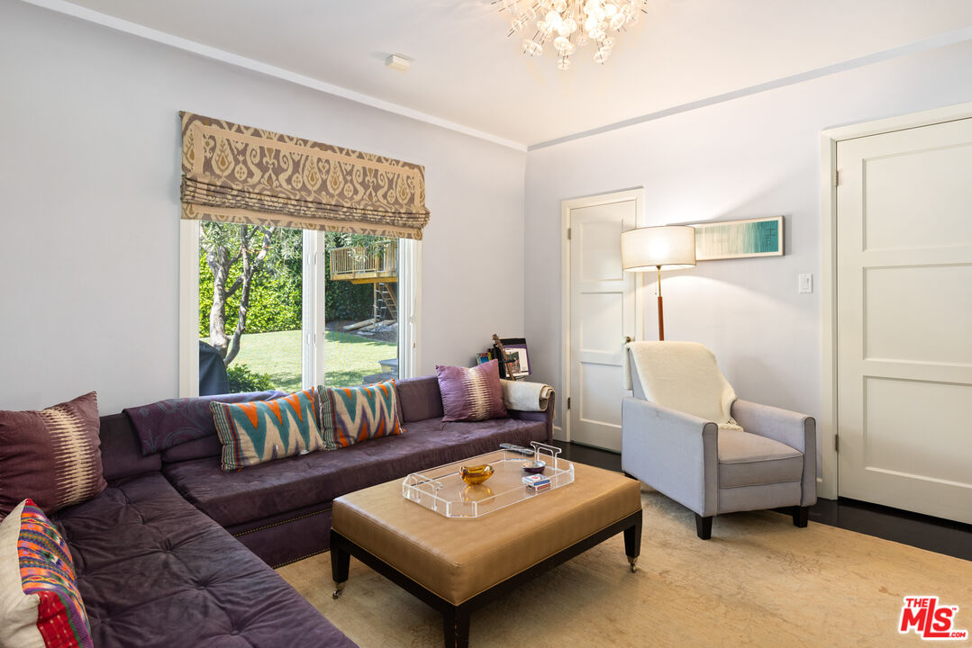 647 Toyopa Dr
