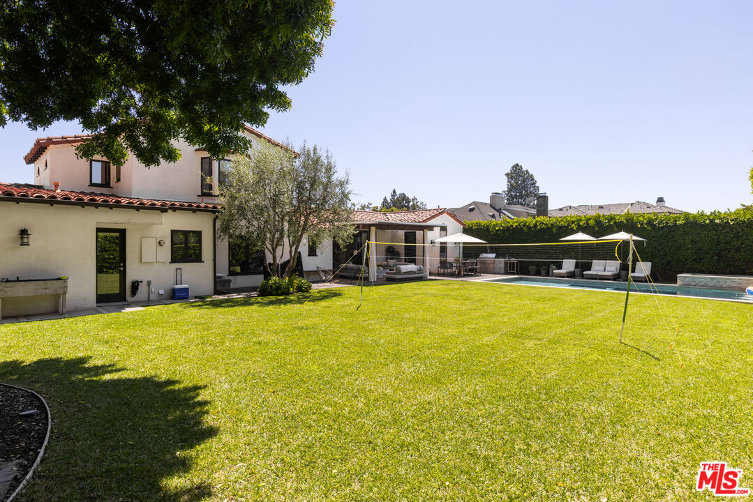 647 Toyopa Dr