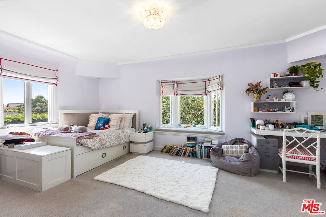 647 Toyopa Dr