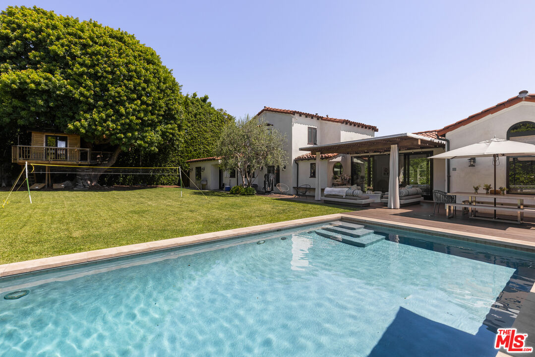 647 Toyopa Dr