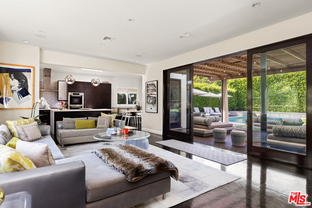 647 Toyopa Dr