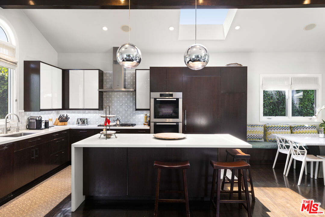 647 Toyopa Dr