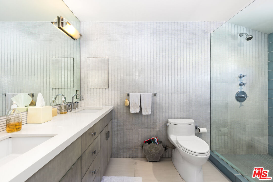 647 Toyopa Dr