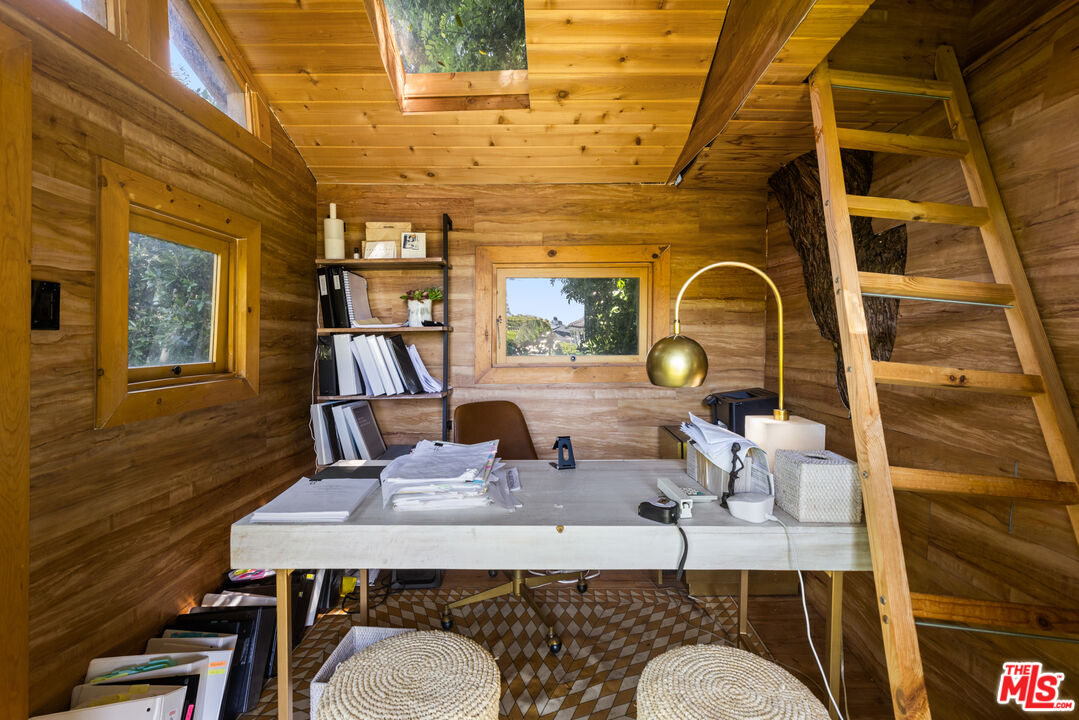 647 Toyopa Dr