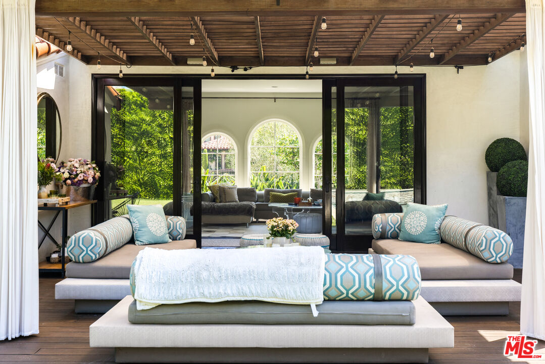 647 Toyopa Dr