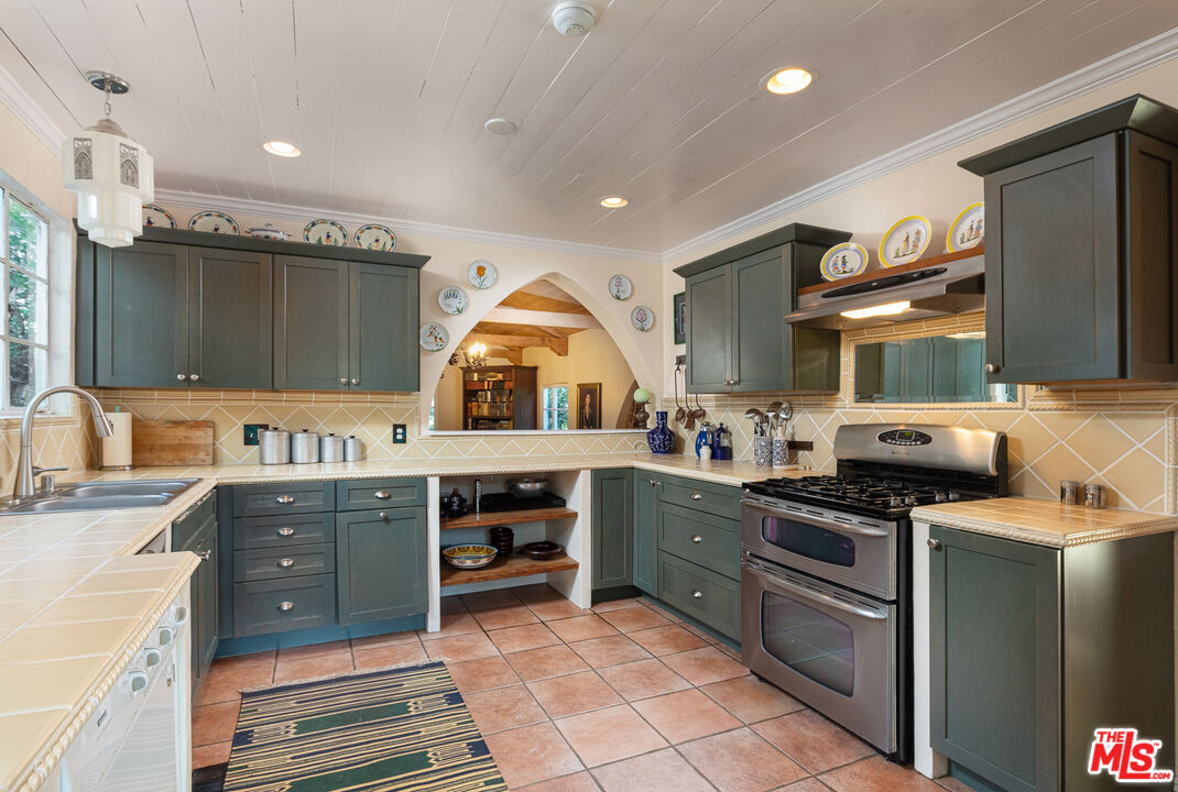 3895 Fredonia Dr