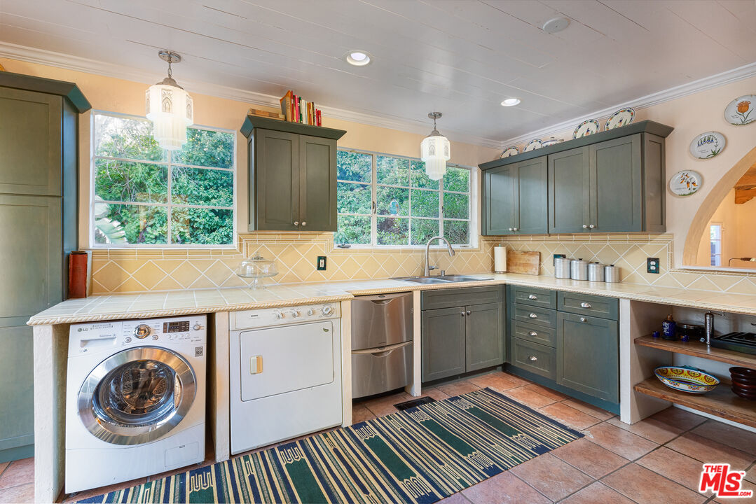 3895 Fredonia Dr