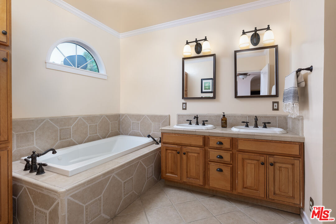 3895 Fredonia Dr