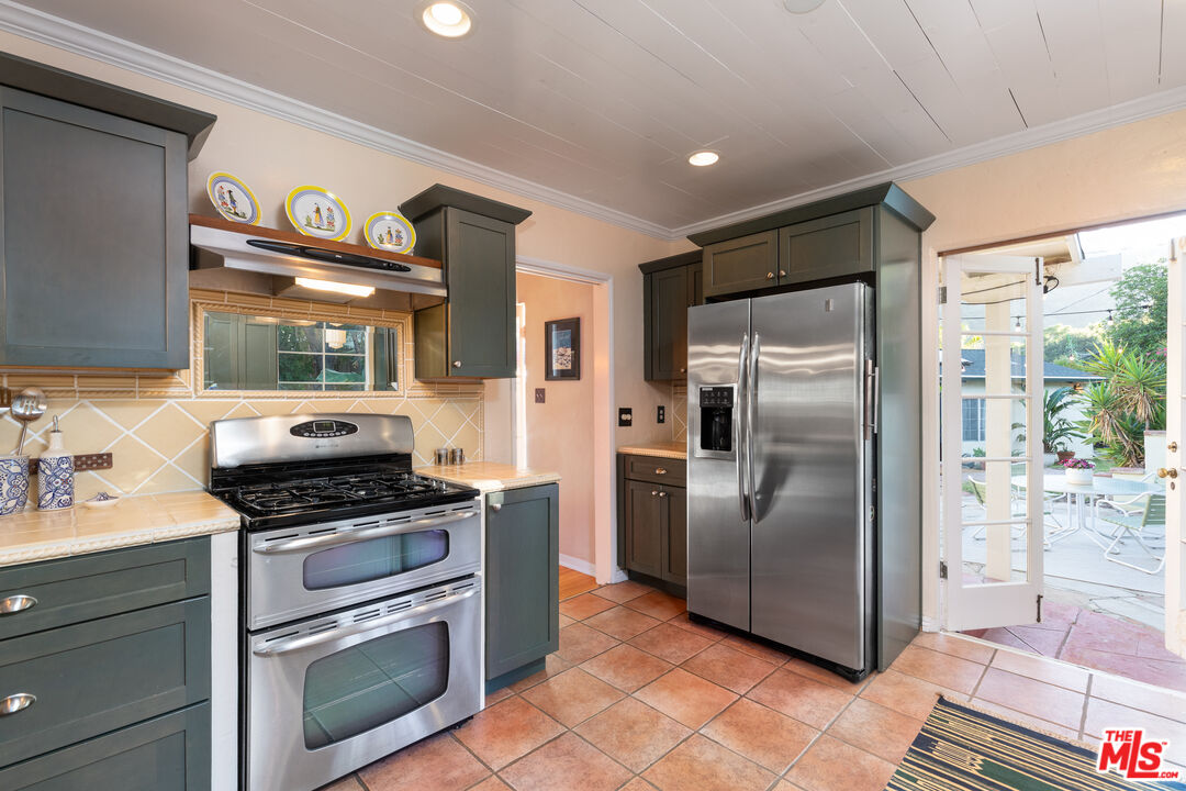 3895 Fredonia Dr