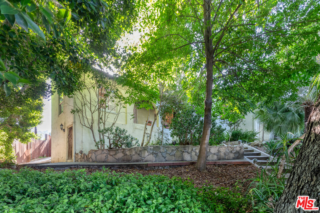 3895 Fredonia Dr