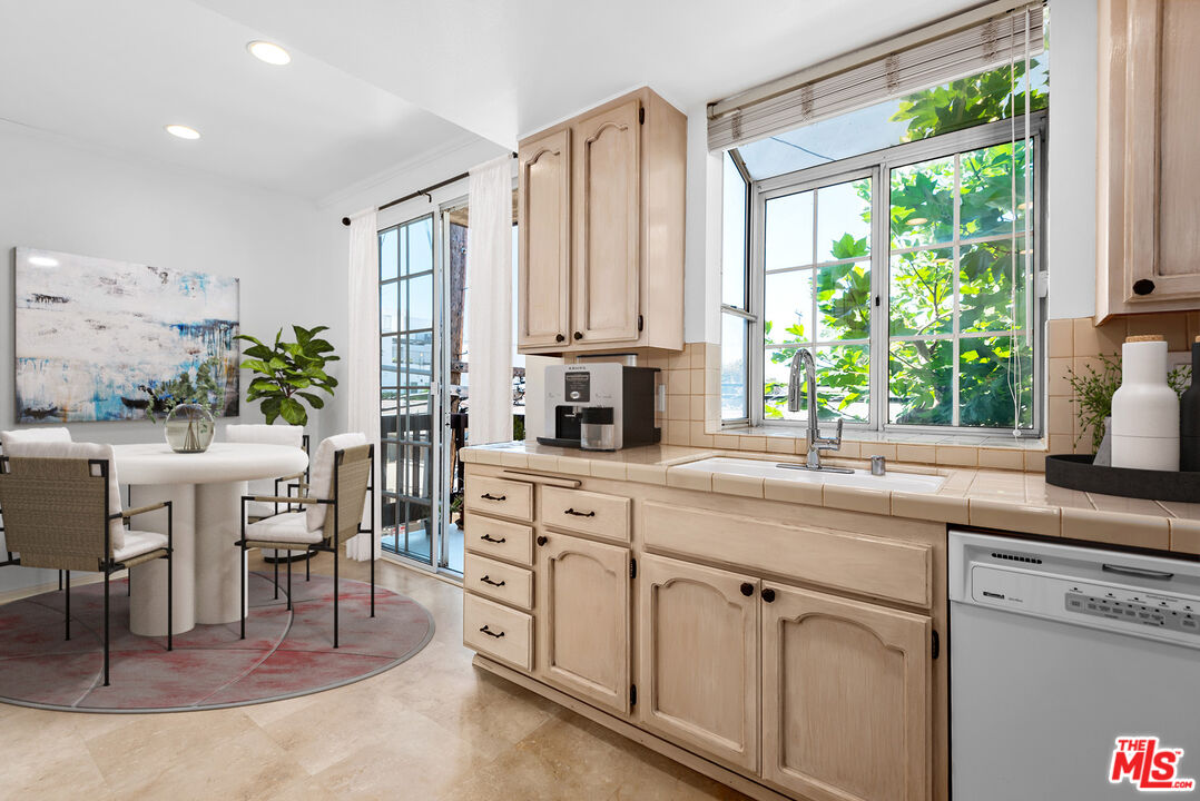 1433 Barry Ave Unit: 204