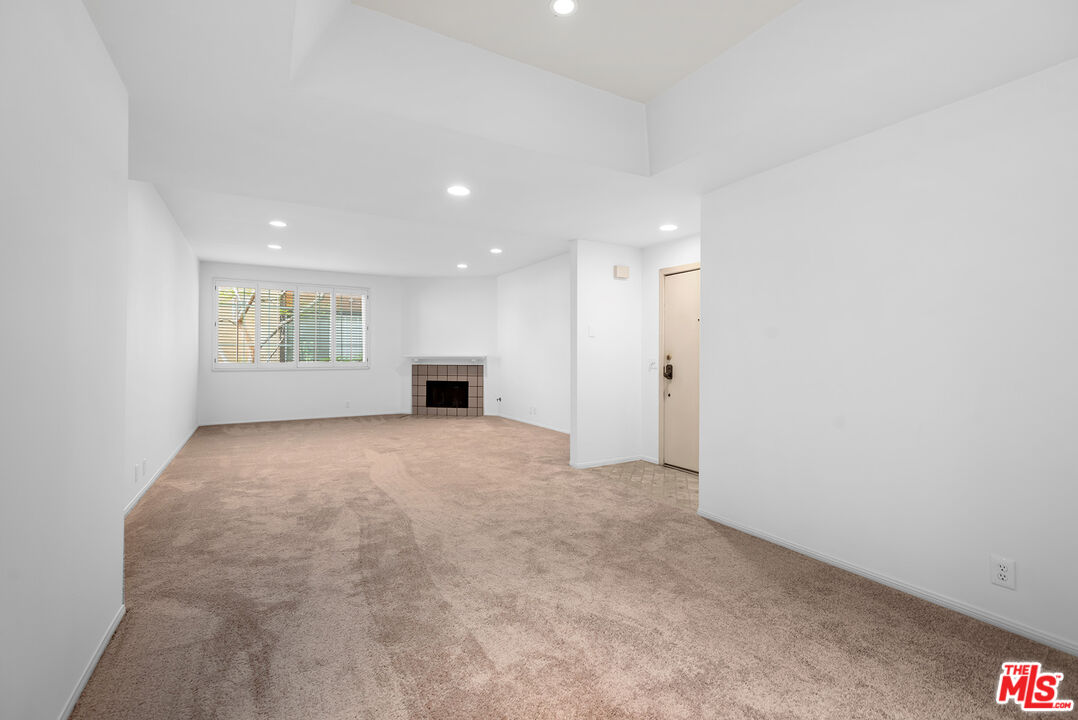 1433 Barry Ave Unit: 204