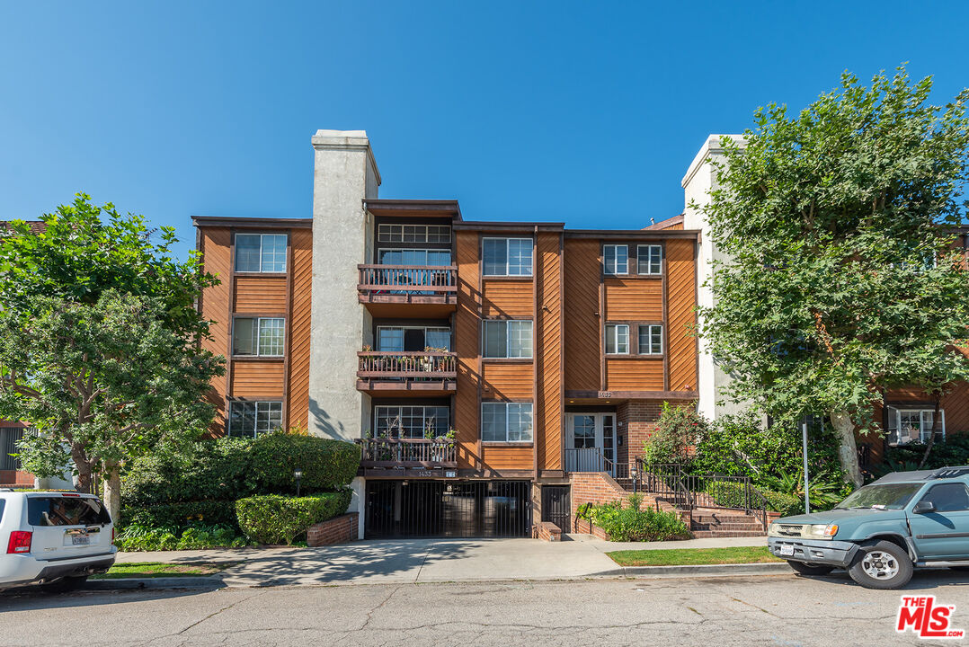 1433 Barry Ave Unit: 204