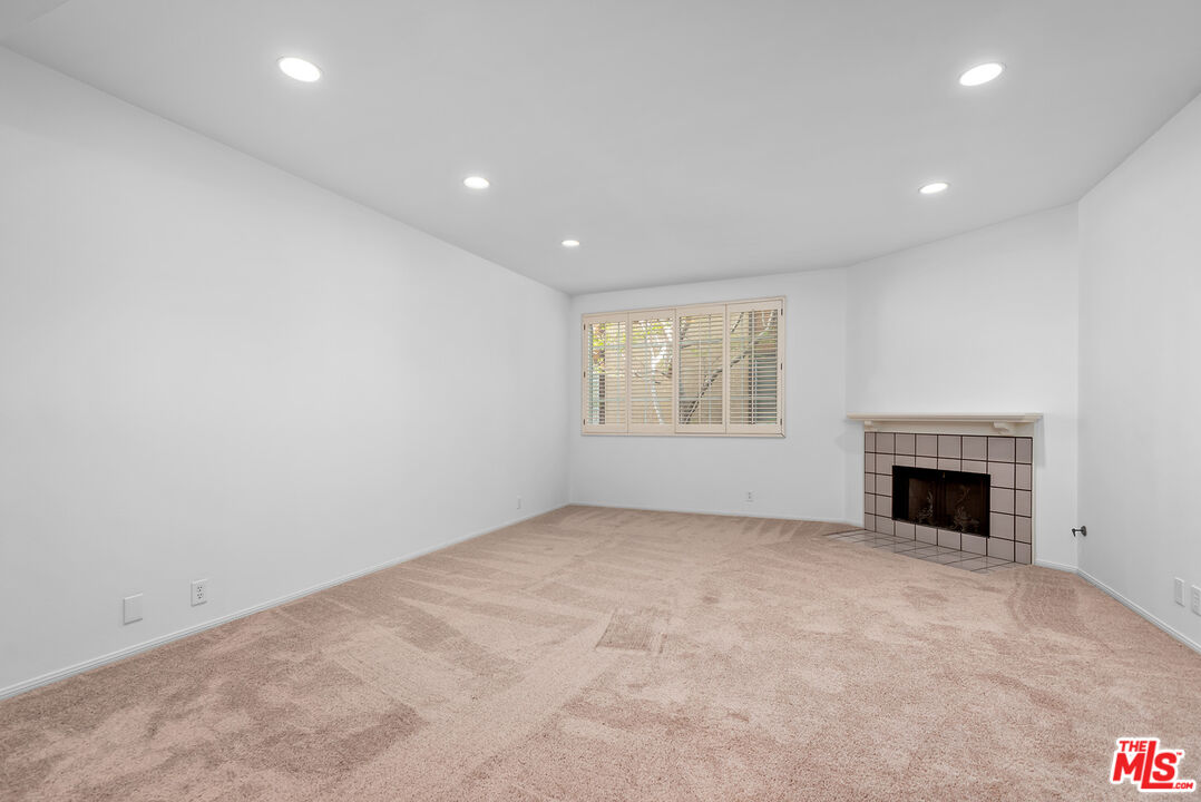1433 Barry Ave Unit: 204