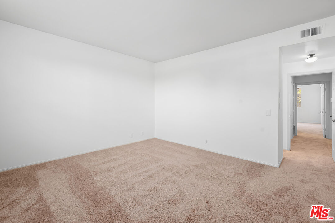 1433 Barry Ave Unit: 204
