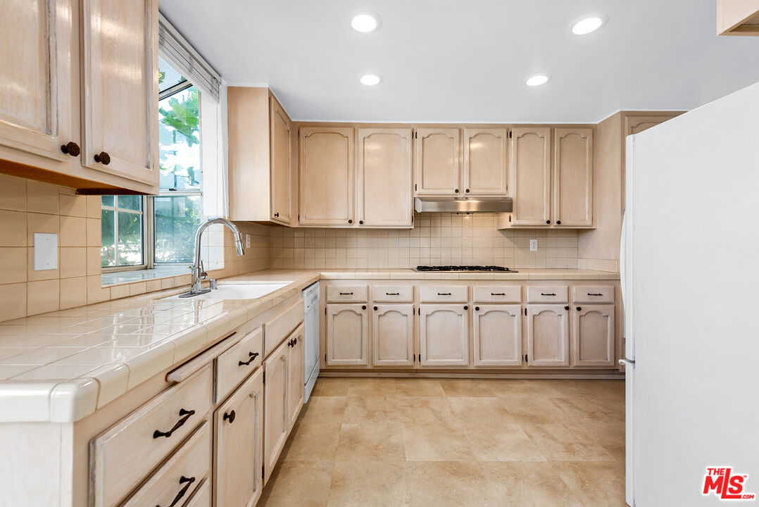 1433 Barry Ave Unit: 204