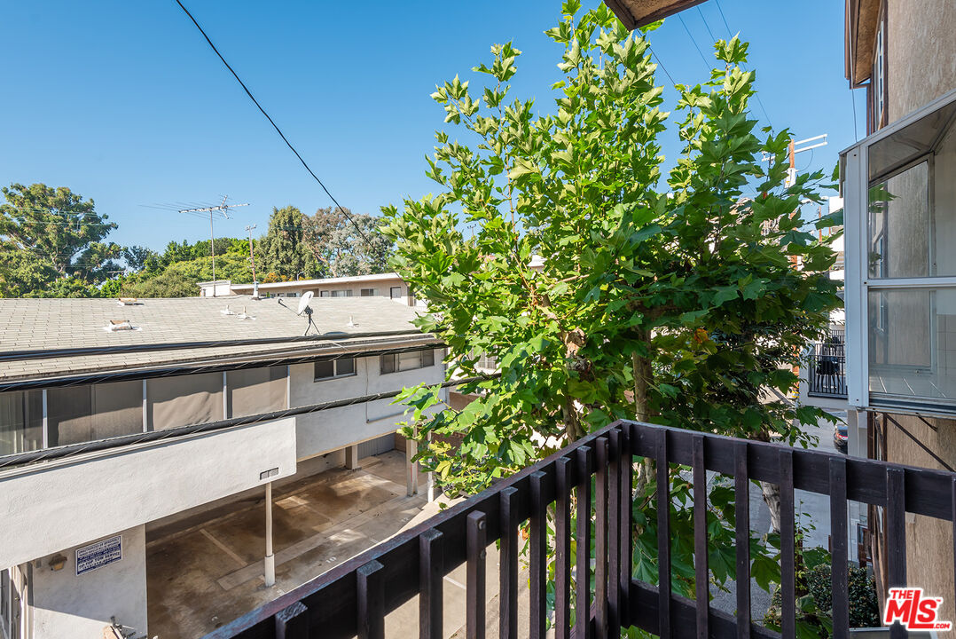 1433 Barry Ave Unit: 204