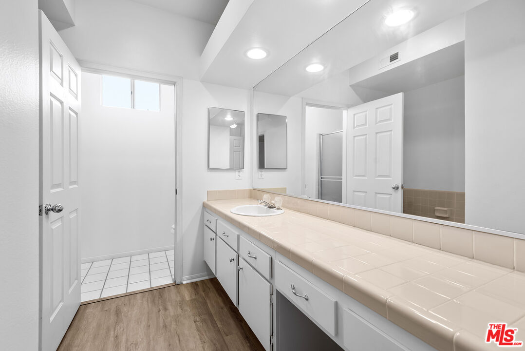 1433 Barry Ave Unit: 204