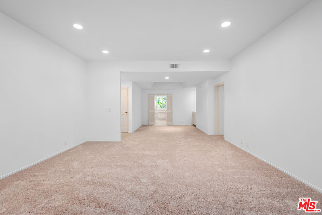 1433 Barry Ave Unit: 204