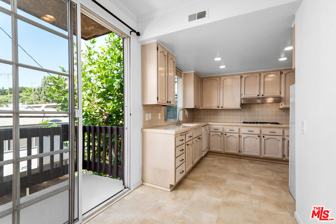 1433 Barry Ave Unit: 204