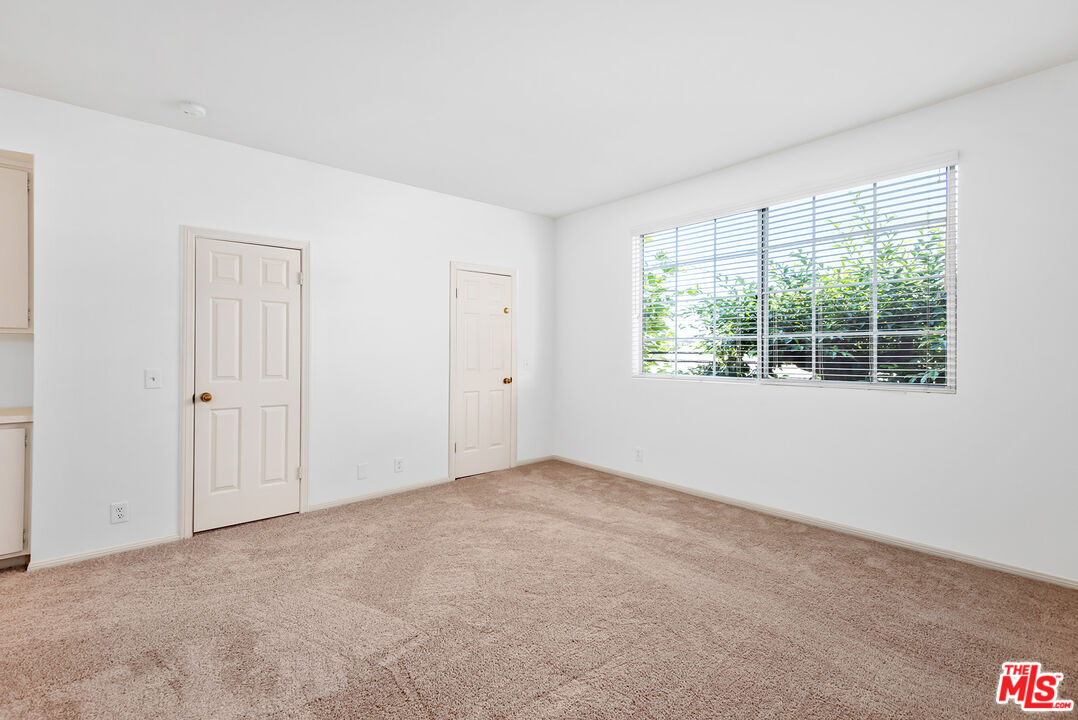 1433 Barry Ave Unit: 204