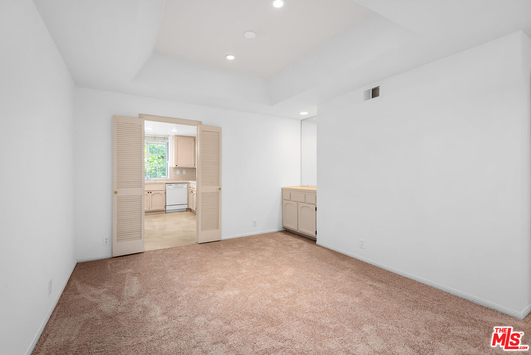 1433 Barry Ave Unit: 204
