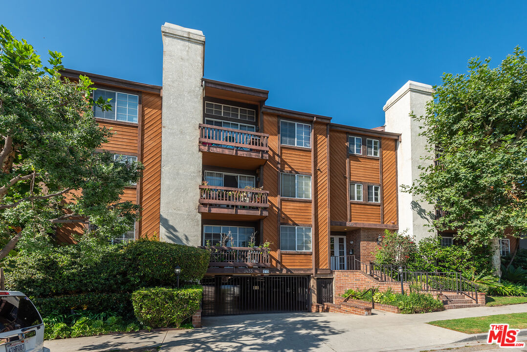 1433 Barry Ave Unit: 204