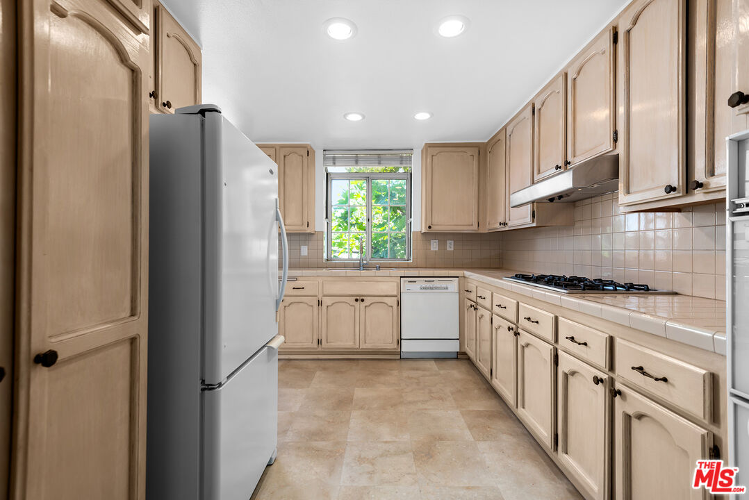 1433 Barry Ave Unit: 204