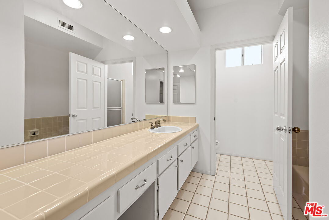 1433 Barry Ave Unit: 204