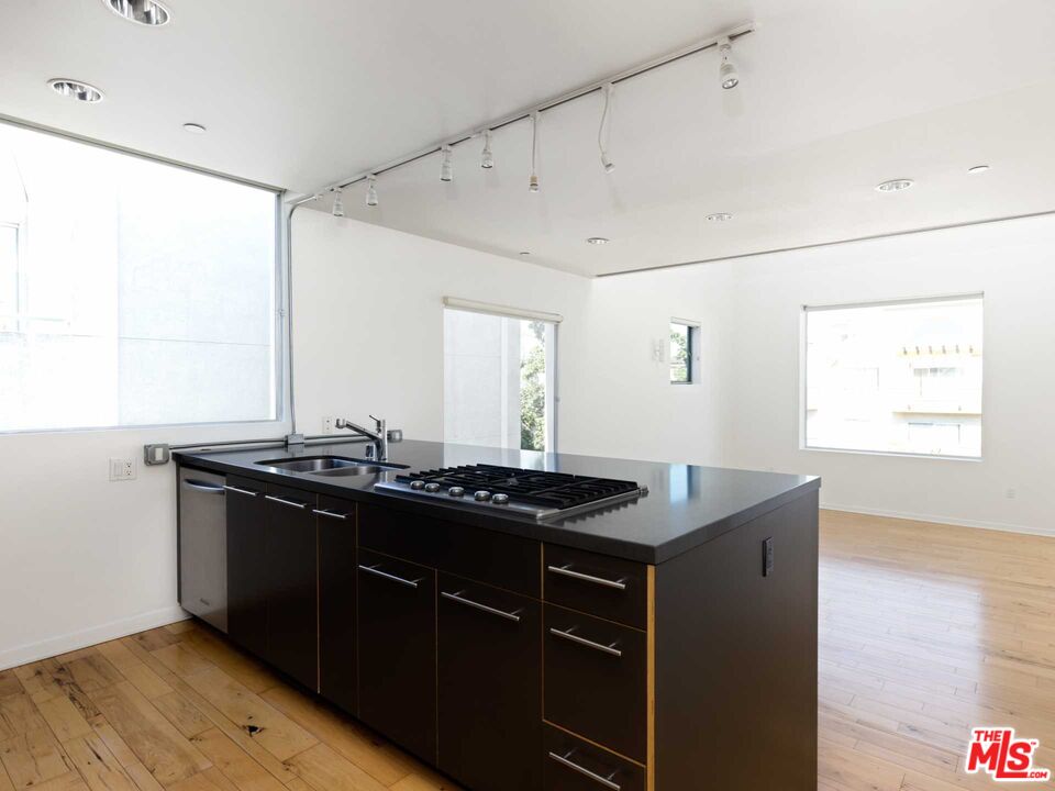 1322 N Detroit St Unit: 11