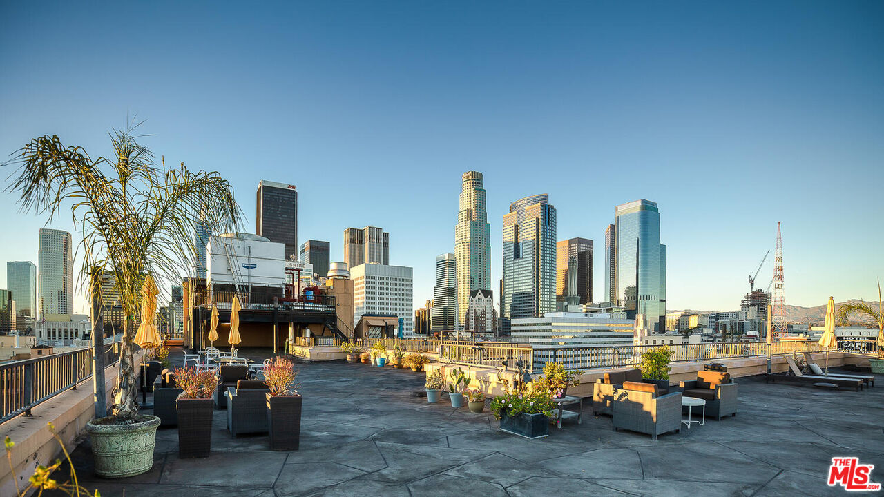 215 W 7th St Unit: 805