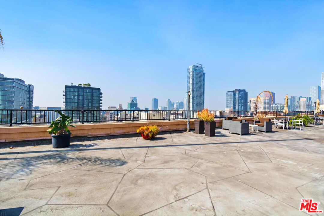 215 W 7th St Unit: 805