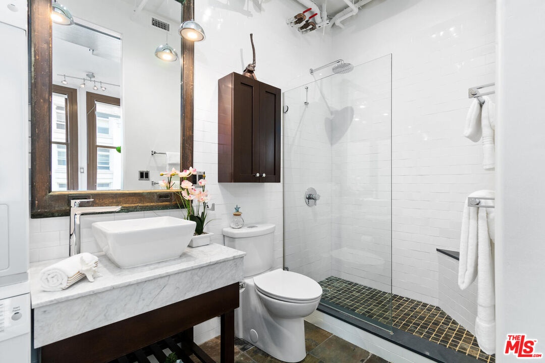 215 W 7th St Unit: 805