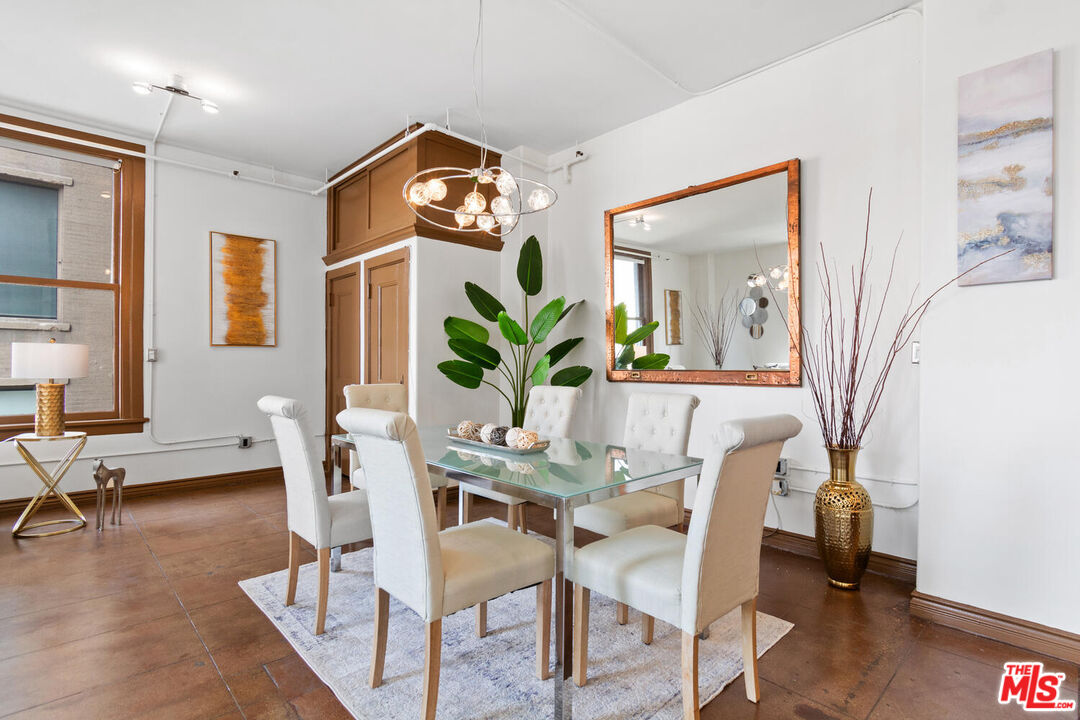 215 W 7th St Unit: 805