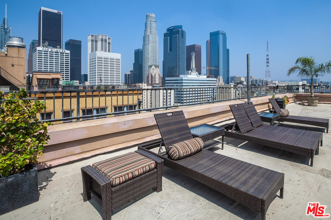 215 W 7th St Unit: 805