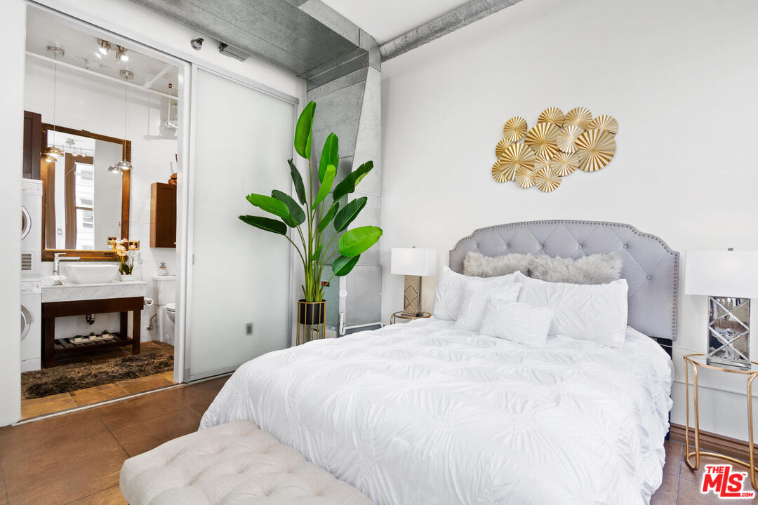 215 W 7th St Unit: 805