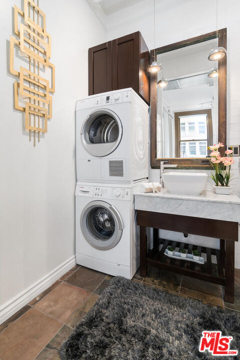 215 W 7th St Unit: 805