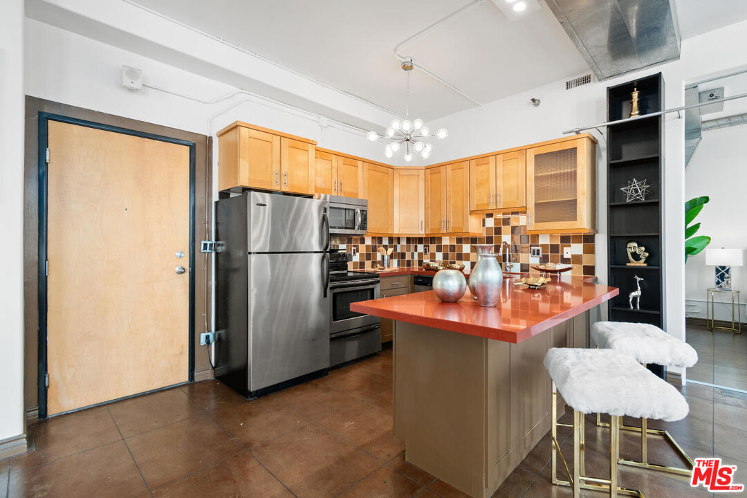 215 W 7th St Unit: 805