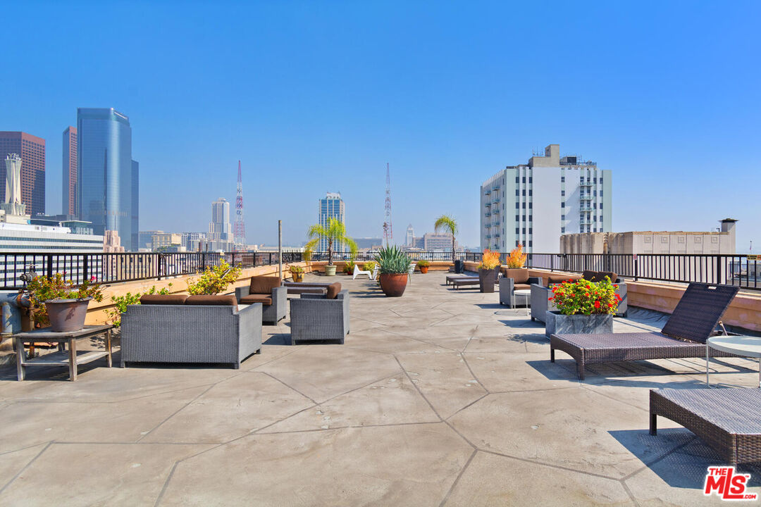 215 W 7th St Unit: 805
