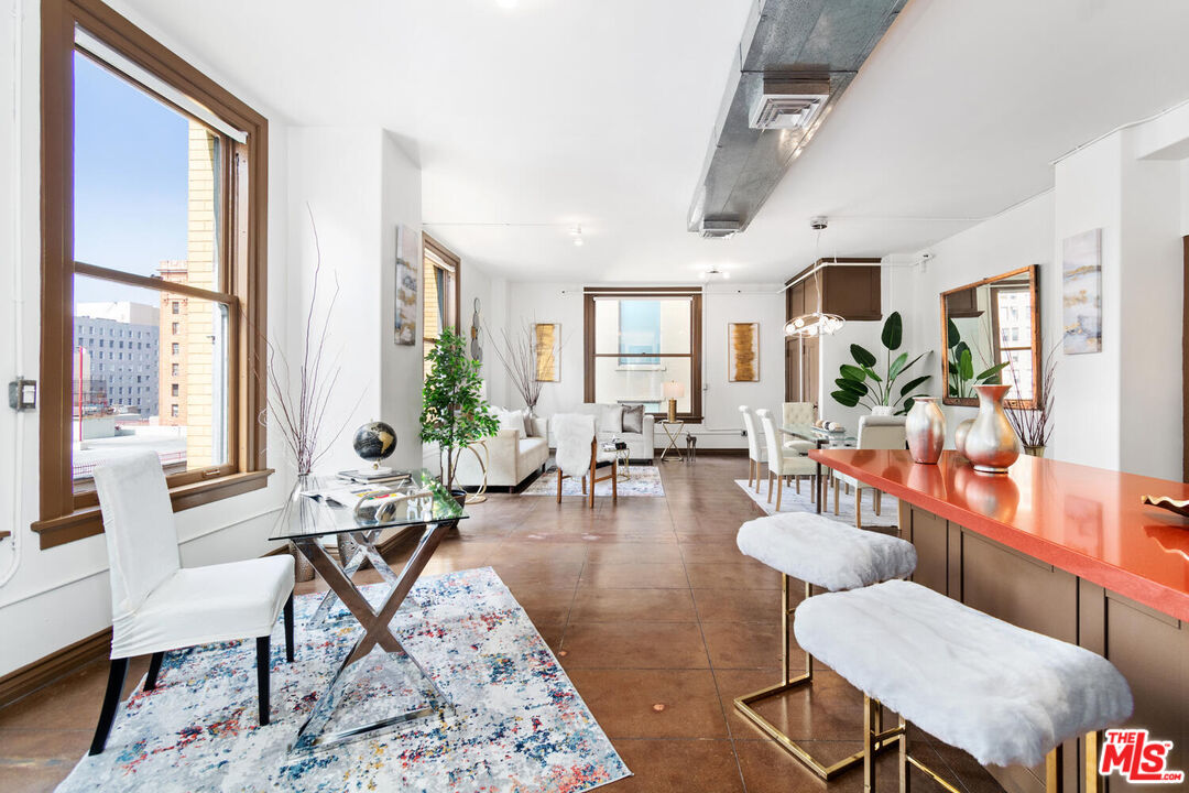 215 W 7th St Unit: 805