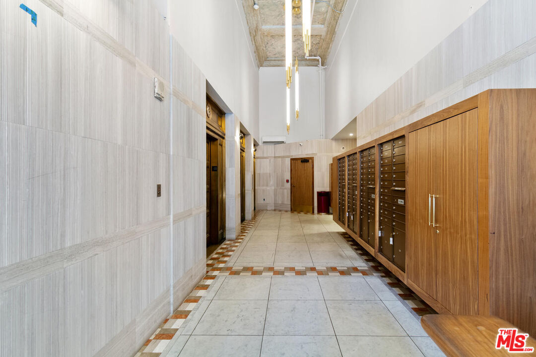 215 W 7th St Unit: 805