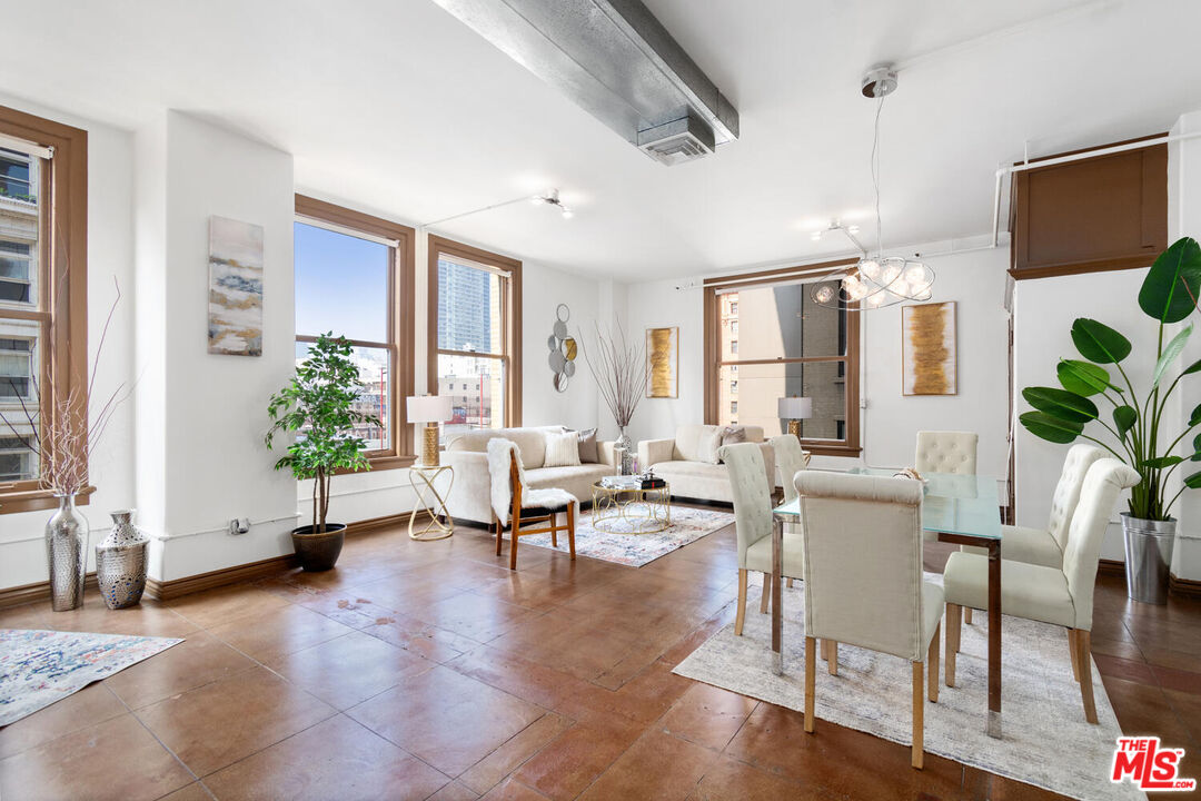 215 W 7th St Unit: 805