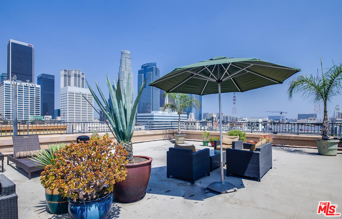 215 W 7th St Unit: 805