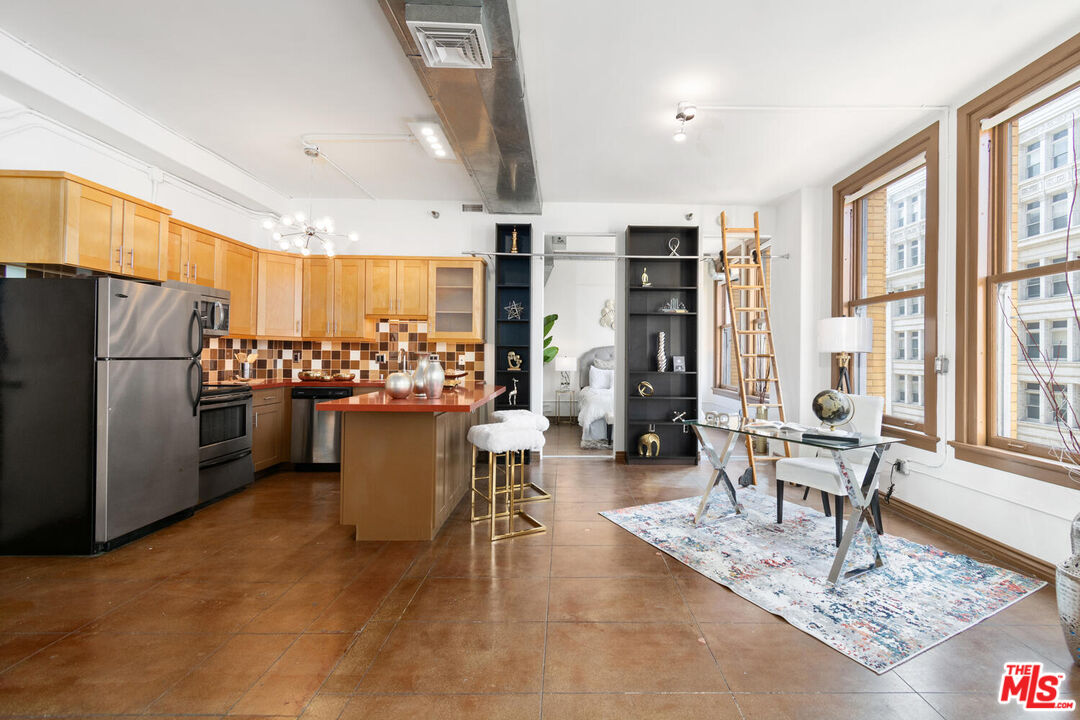 215 W 7th St Unit: 805