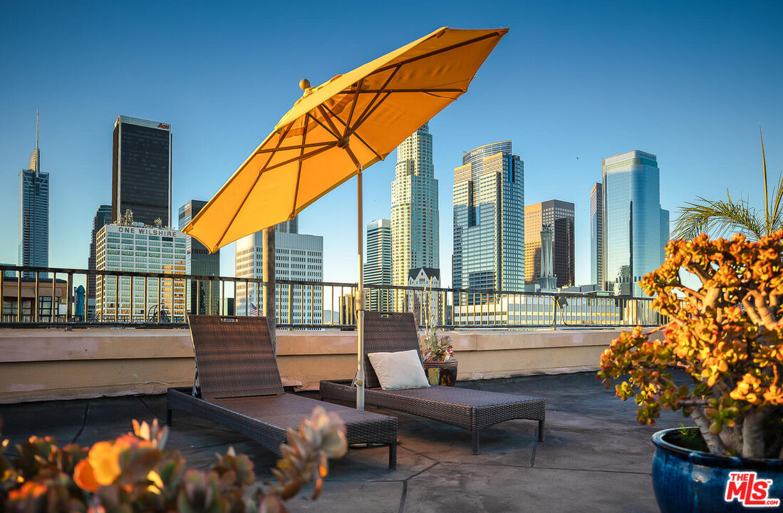 215 W 7th St Unit: 805